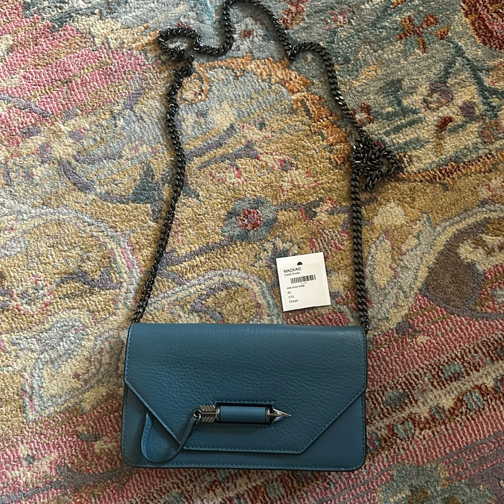 Mackage mini cross body, with dust bag
Fits cell, inner credit card slots